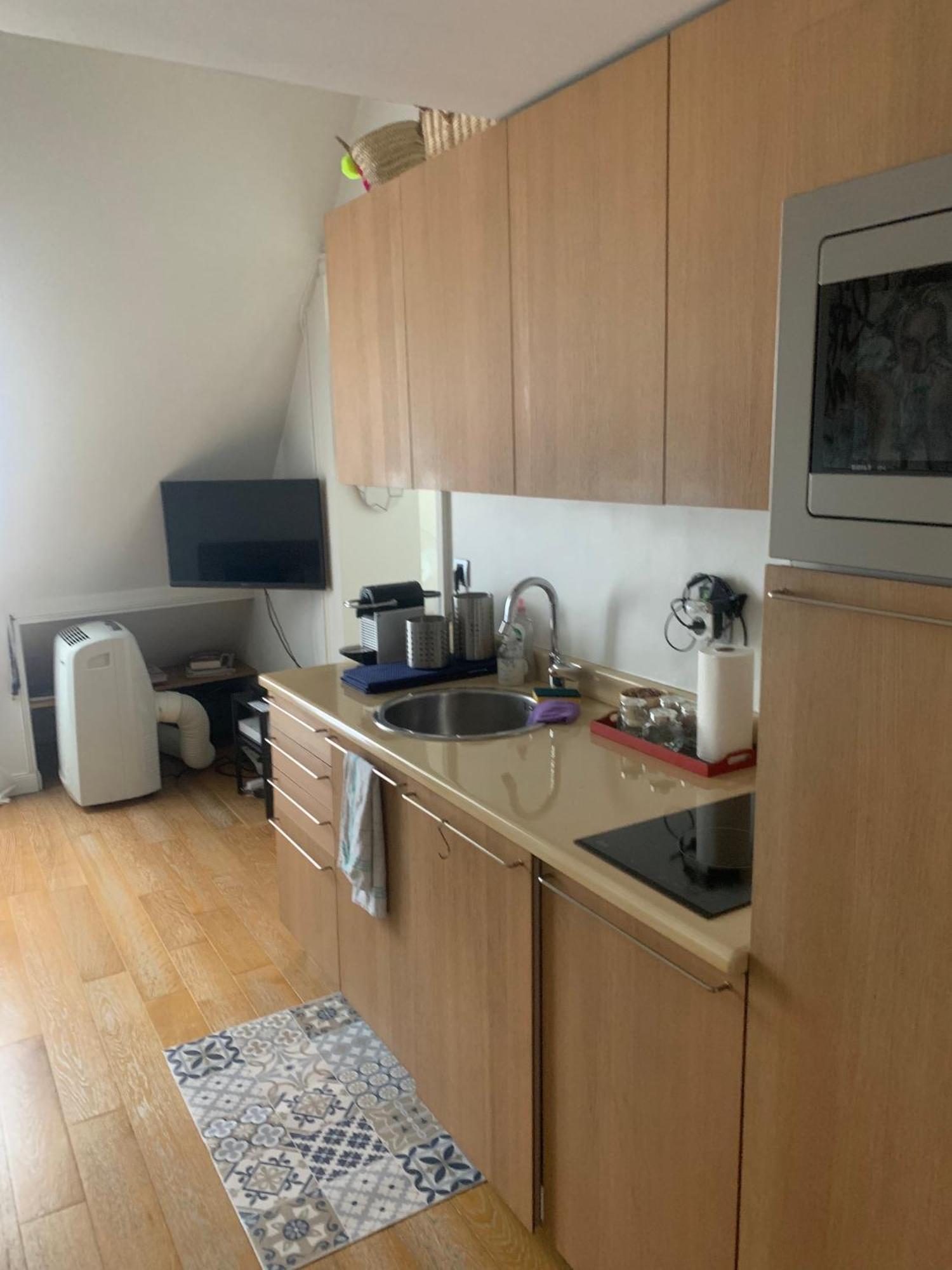 Confort Au Coeur De 8e, 5e Etage Avec Ascenseur Apartment