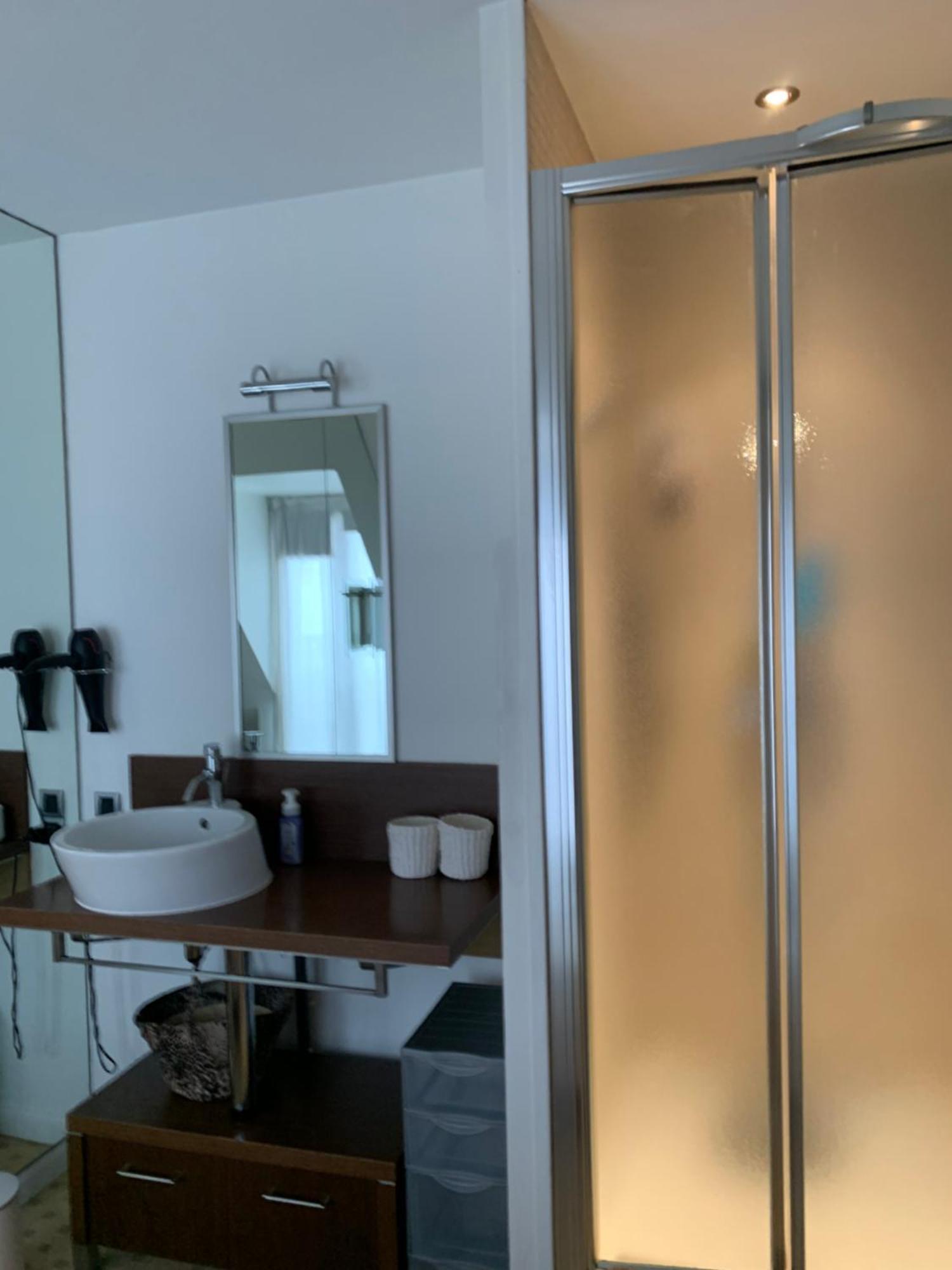 Apartment Confort Au Coeur De 8e, 5e Etage Avec Ascenseur *